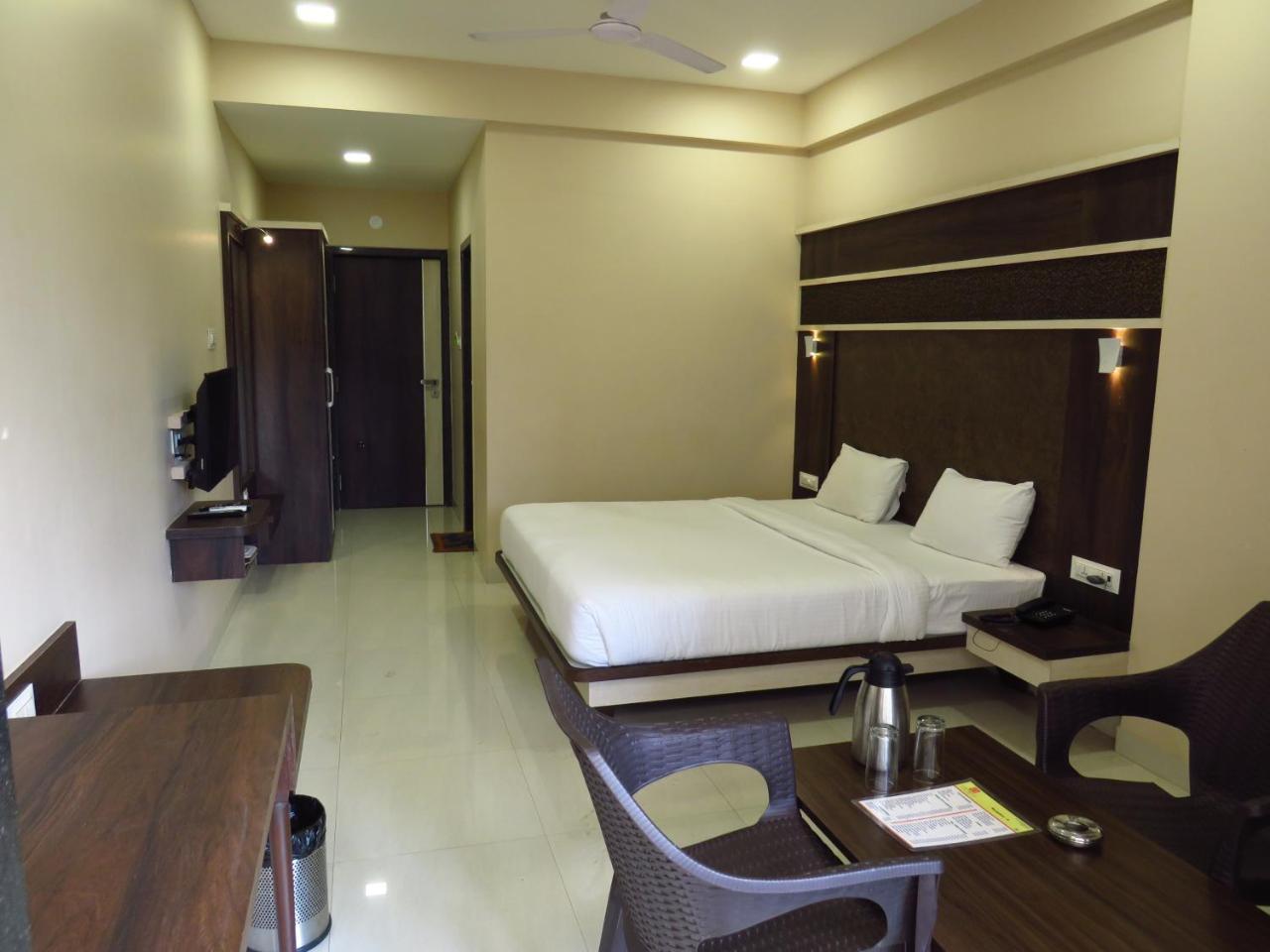 City Palace Resort Lonavala Luaran gambar
