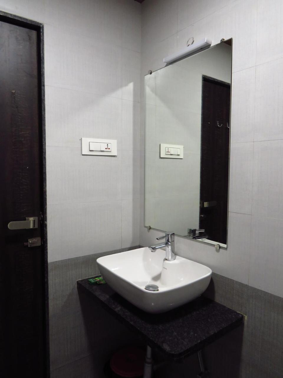 City Palace Resort Lonavala Luaran gambar